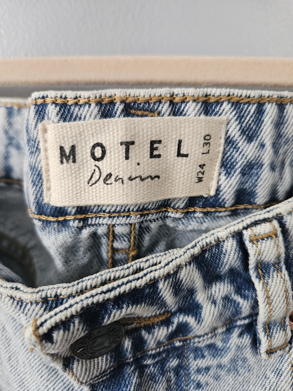 Motel Rocks Low Rise Parallel Jeans In 80s Light Blue Wash - Picture 5 of 7